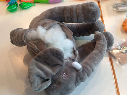 Ødelagt legetøjselefant 