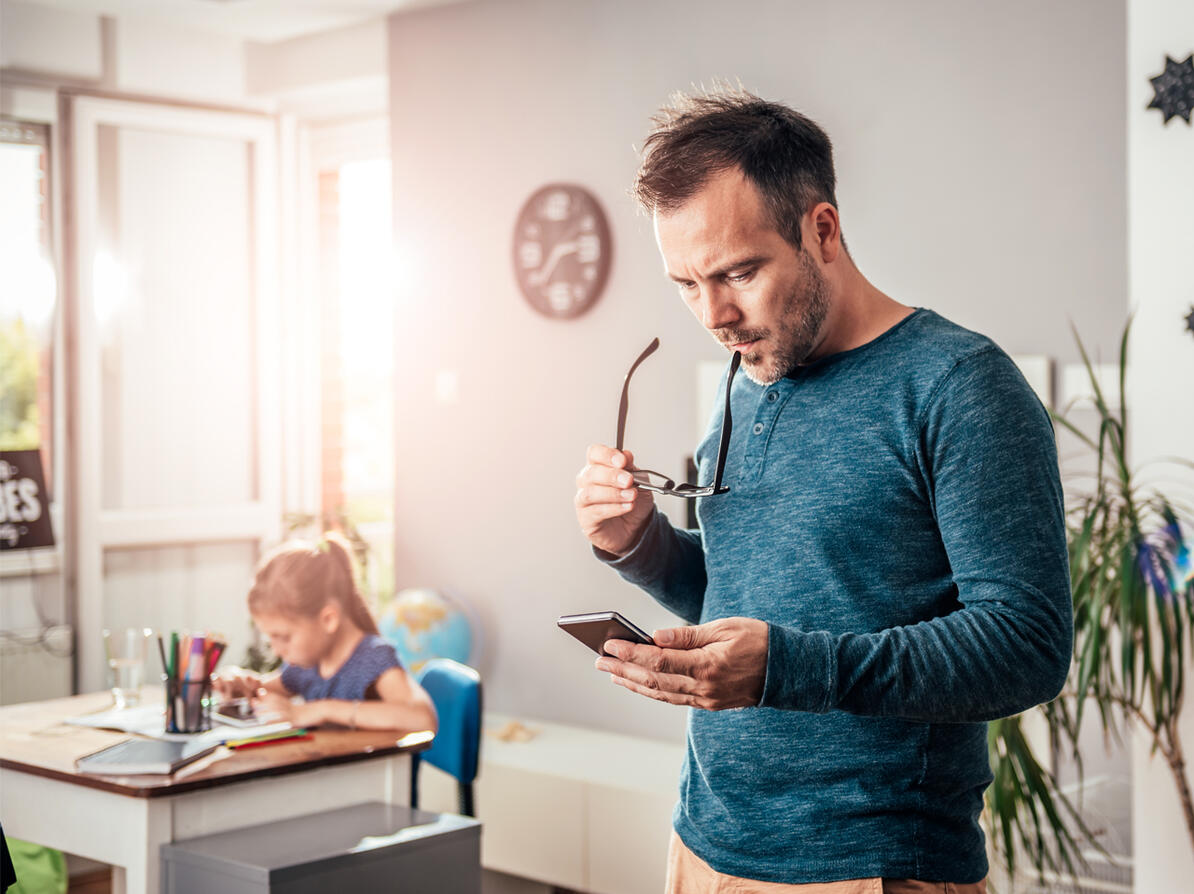 Mand står og kigger på sin netbank