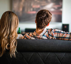 Par sidder og ser fjernsyn fra Danmarks nabolande