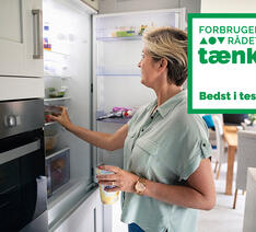 Person tager noget fra et køleskab og bedst i test logo