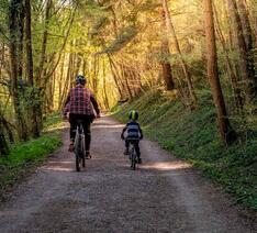Far og barn med cykelhjelme 