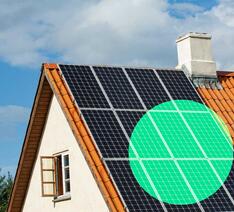 Hus med solcellepaneler