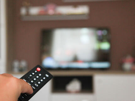 Person tænder sit smart-tv og skal sikre sit privatliv, når personen bruger det.