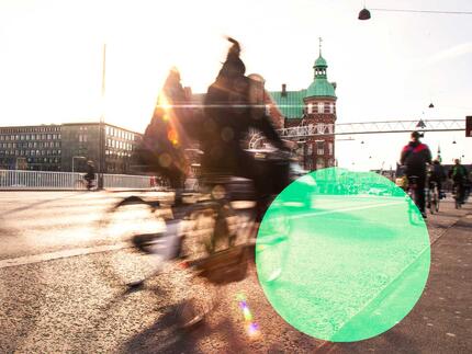 Elcykler på vej over bro i København