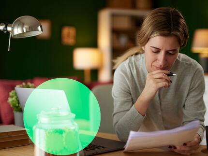 Ung kvinde kigger på opsparingskonto