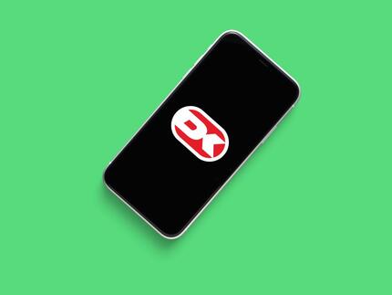 Smartphone med Dankort-logo på lys grøn baggrund