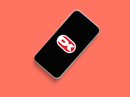Smartphone med Dankort-logo på rød baggrund