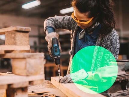 Kvinde med bore- eller skruemaskine 