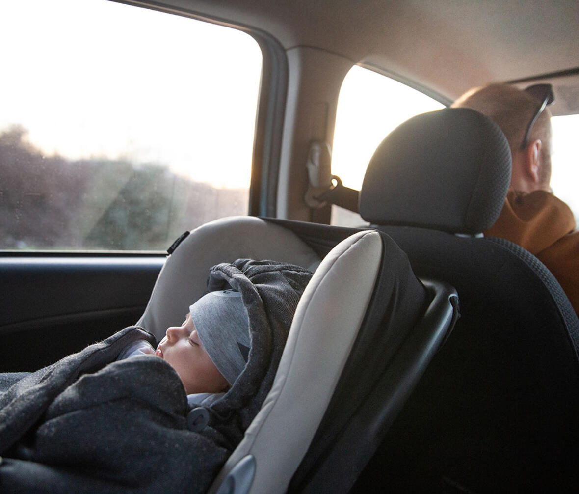 Baby sover i autostol i bilen