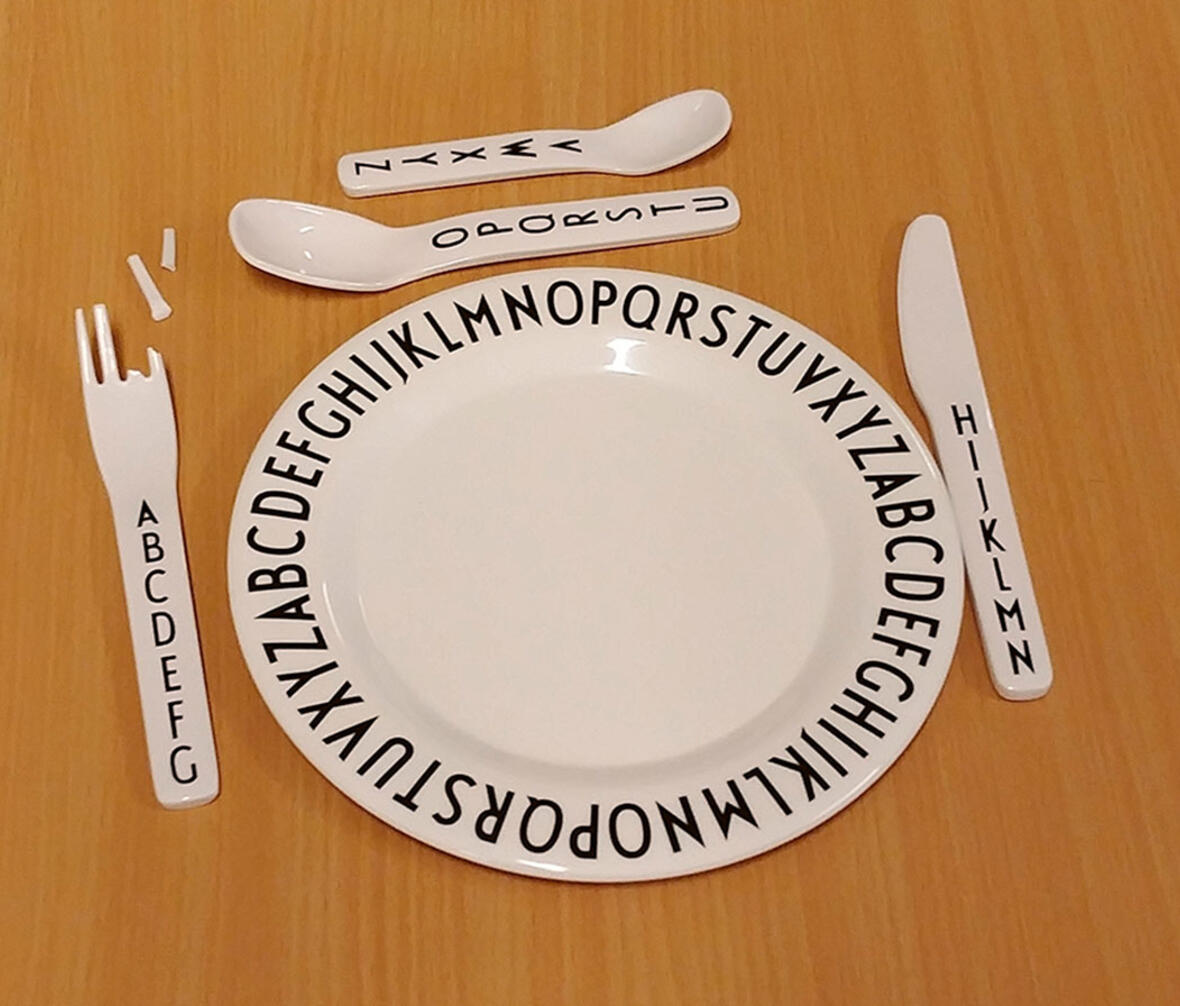 Plastikbestik og tallerkner