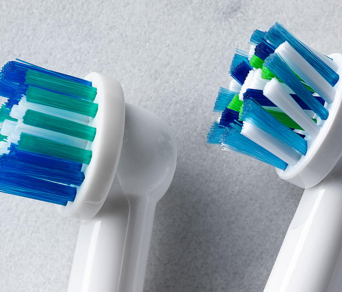 Billede af originalt tandbørstehoved og en kopi fra test