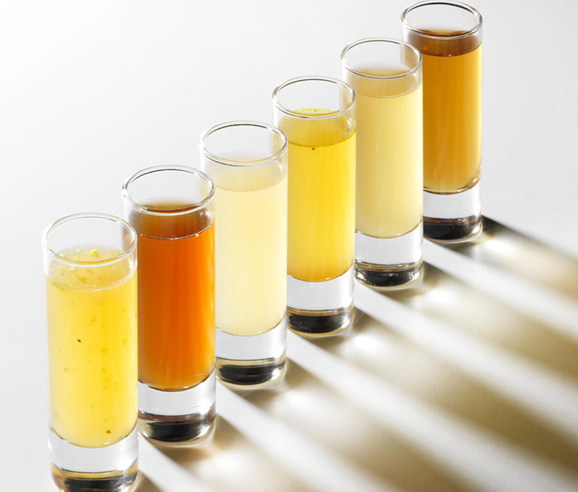 6 tynde glas med bouillon i forskellige farver