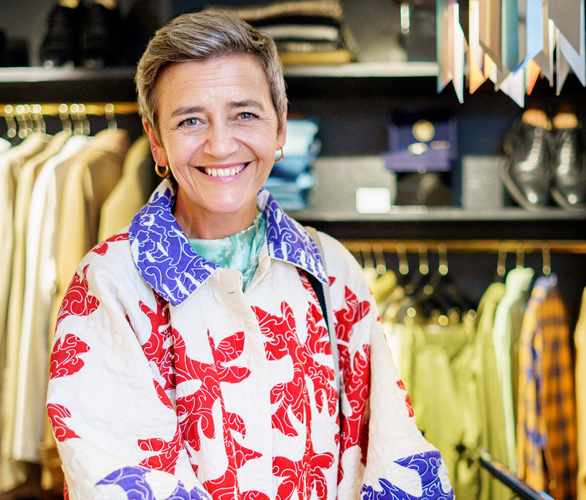 Margrethe Vestager står i en tøjbutik