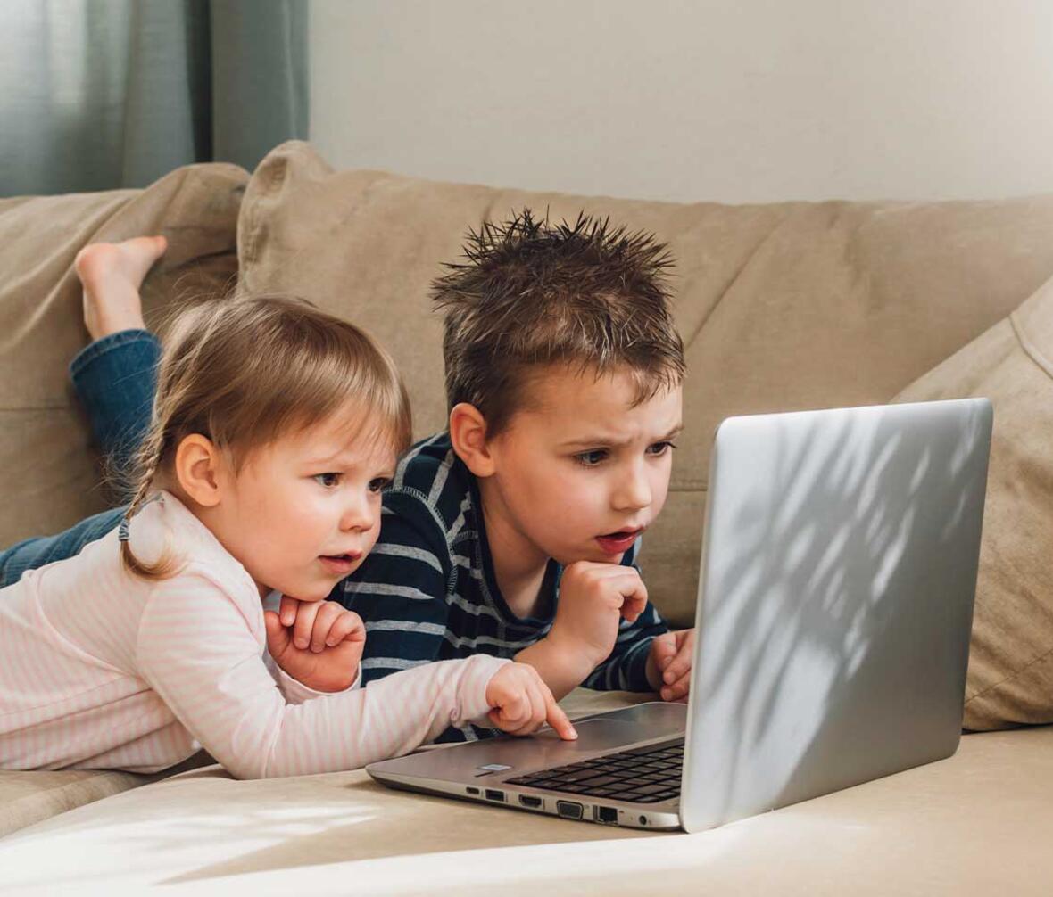 Børn leger med computer