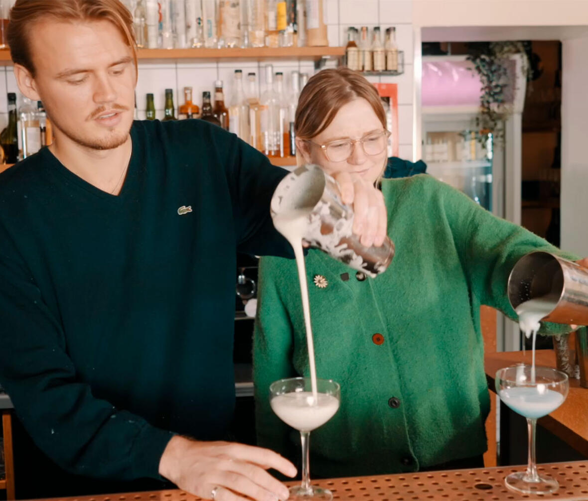 To unge mennesker mixer drinks