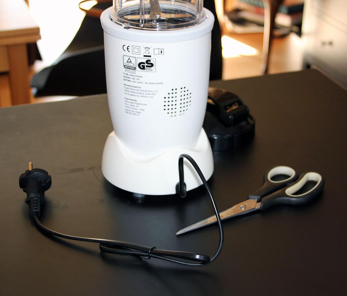 Nærbillede af smoothieblender og saks