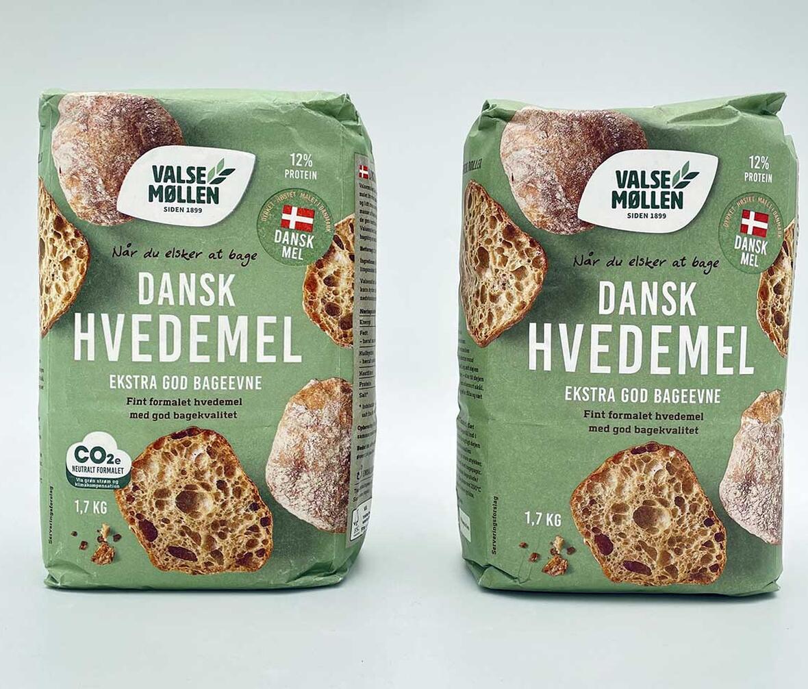 To poser med mel, den ene med mærke om "CO2-neutralt formalet", den anden uden