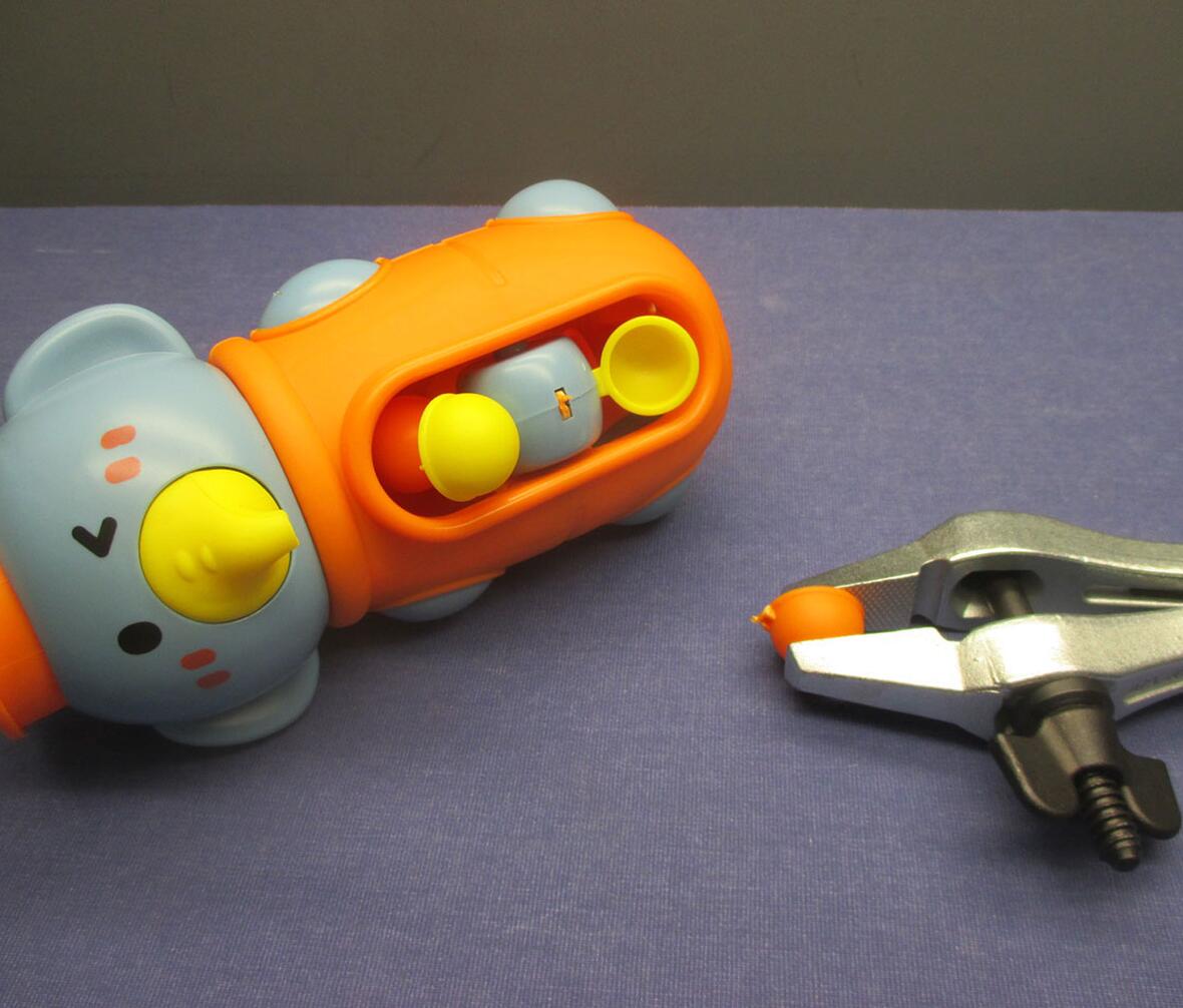 Elefantlegetøj med en lille del, der er faldet af og bliver målt