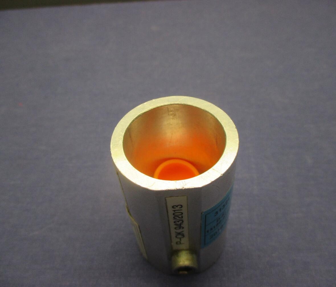 Lille del fra legetøj i en testcylinder