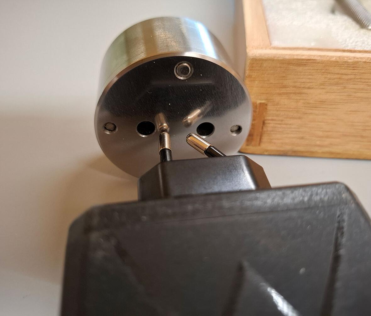 Oplader hvor det ene ben er bøjet