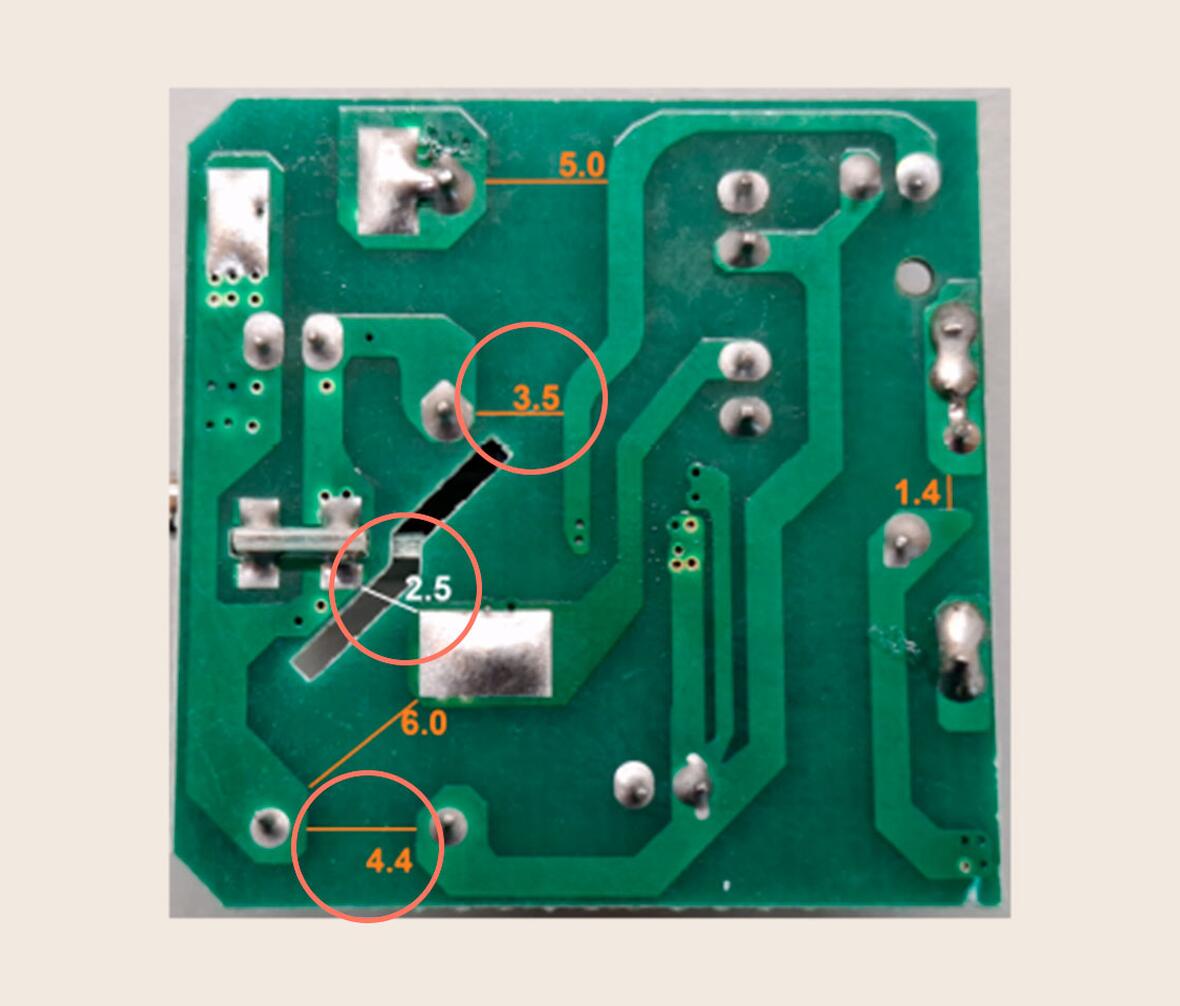 Nærbillede af en printplade hvor afstanden mellem elementer er for kort