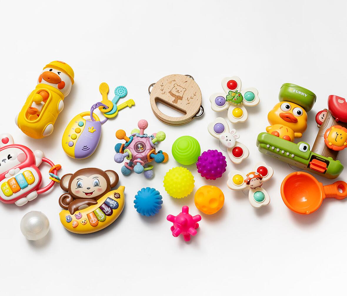 Farverigt legetøj på hvid baggrund