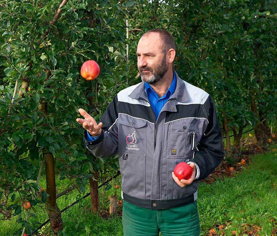 Portræt af Jan Jager, der jonglerer med æbler