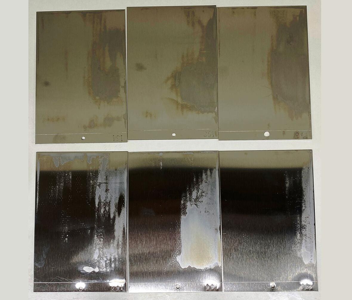 Stålplader med indtørret æggeblomme efter vask til test af maskinopvask