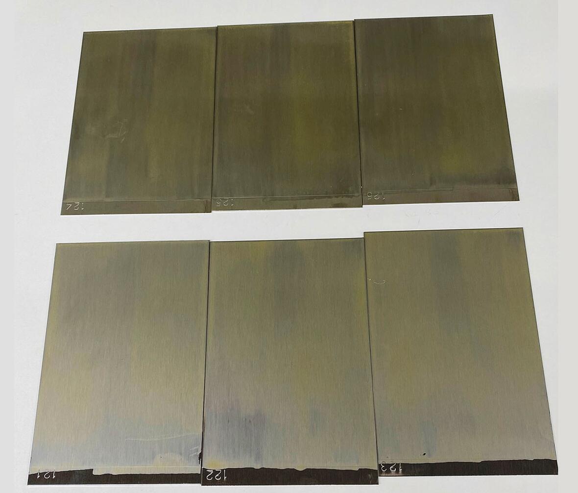 Stålplader med indtørret æggeblomme før vask til test af maskinopvask