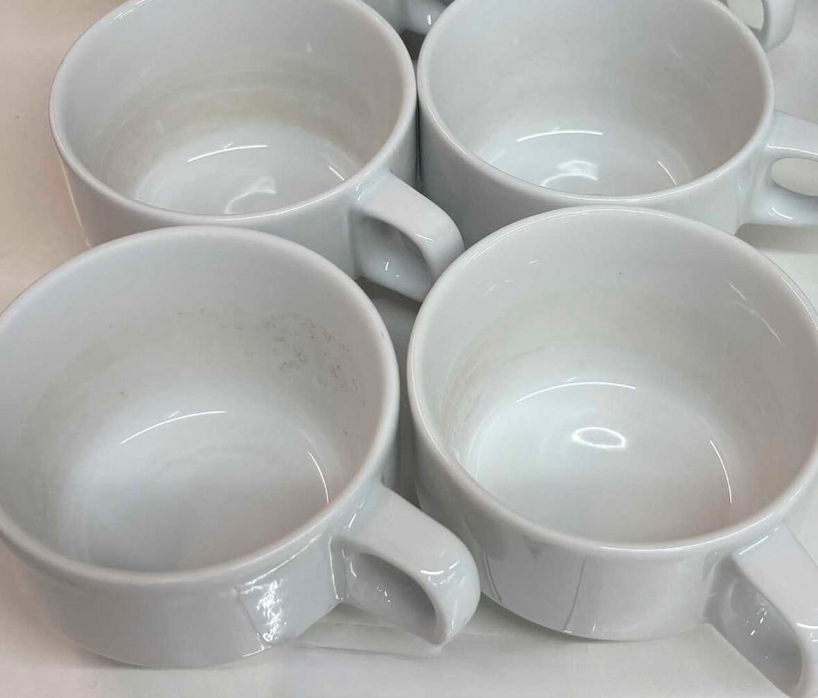 Rene kopper med te-rande efter vask i test af opvasketabs