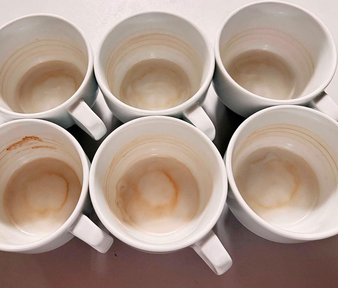 Kopper med te-rande til test af opvasketabs