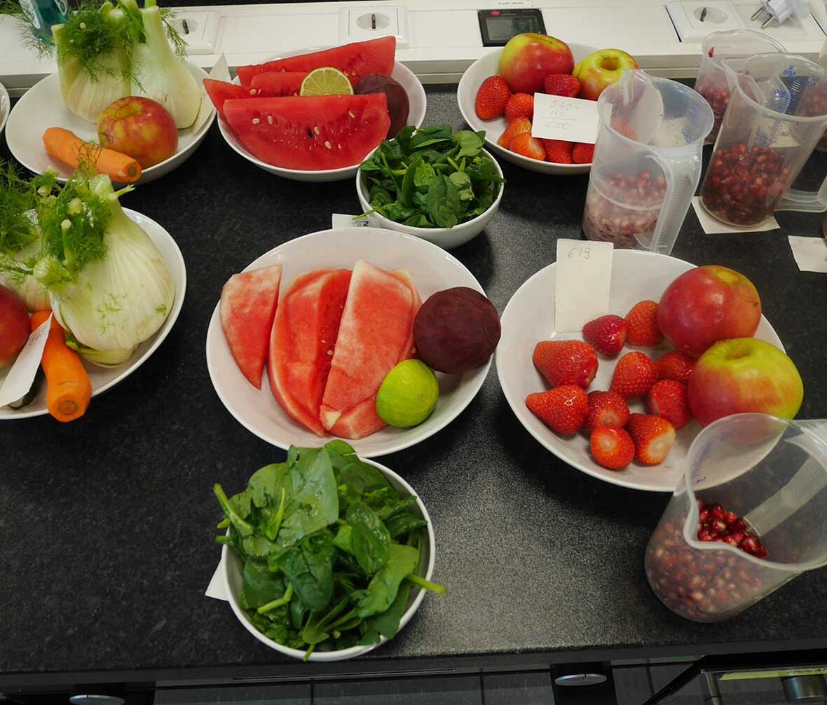 Frugt og grønt ligger klar til at blive testet i testen af juicemaskiner