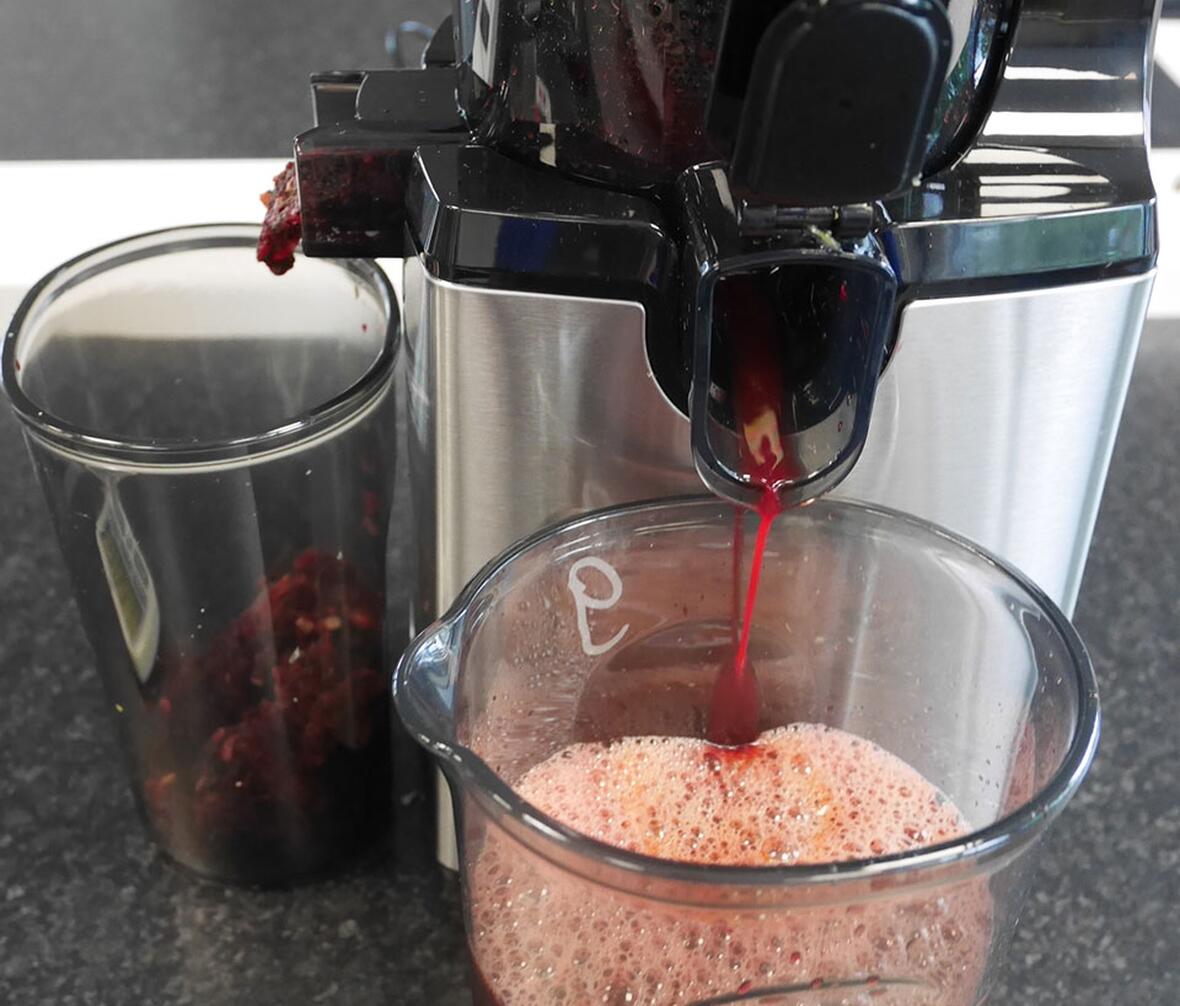 Juicemaskine i gang med at lave rødbedejuice i test af juicemaskiner. 