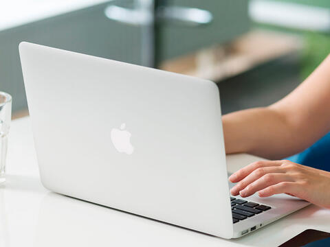 Person bruger en Mac