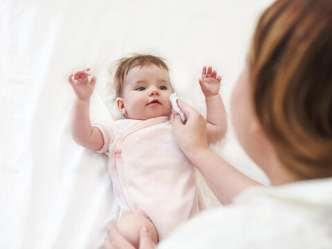 baby tørres med vådserviet