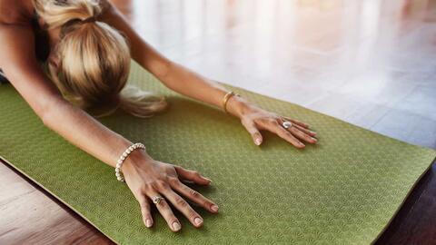 Kvinde på yogamåtte