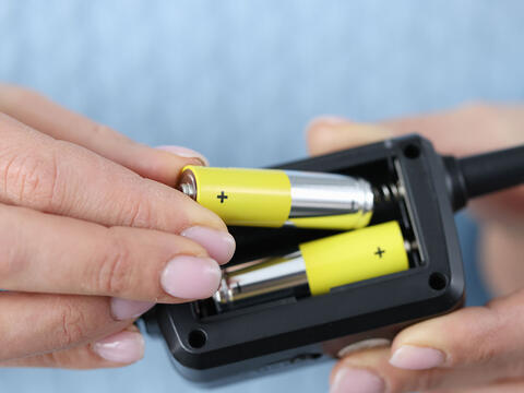 Person sætter sine batterier til opladning