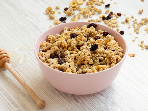 Skål med granola, der typisk er bagt med fedtstof og sukker. 