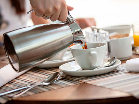 Termokande med kaffe, der er passet godt på
