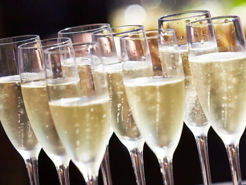 Champagne glas stillet op ved siden af hinanden med boblende champagne skænket op. 