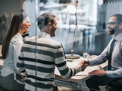 par er ved at skifte bank og give banken deres oplysninger