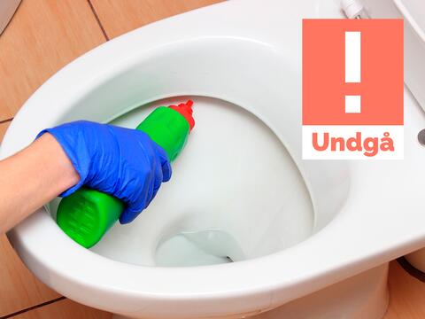 Person benytter toiletrens i et toilet og undgå logo