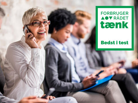 dame med telefon ringer med sit mobilabonnement