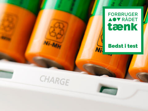 Disse AA og AAA genopladelige batterier er Bedst i Test - batterier i oplader med logo
