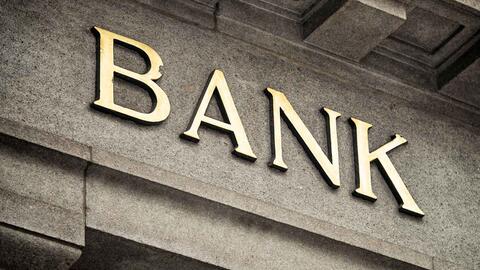 Gammeldags bank-skilt på mur