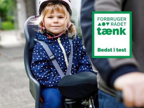 Disse cykelstole er Bedst i Test - pige i cykelstol med logo