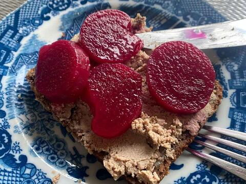 Rugbrød med leverpostej og rødbeder