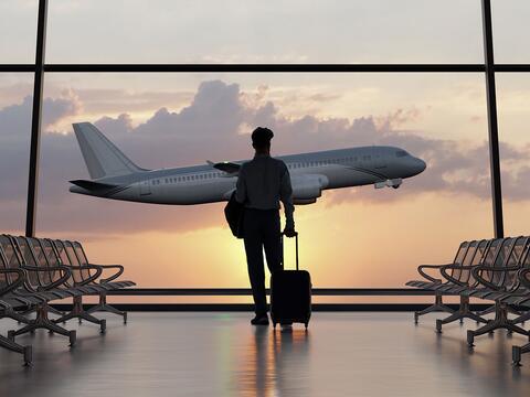 Passager i lufthavn venter