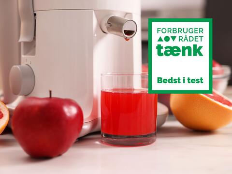 Juice af æble og blodappelsin fra juicemaskiner med Bedst i test-logo