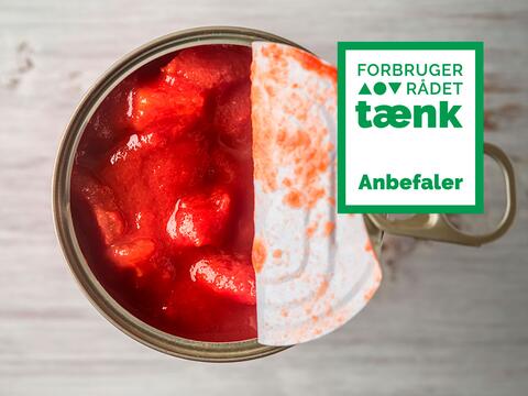 Hakkede tomater på dåse, der er halvåben, i smagstest af hakkede tomater